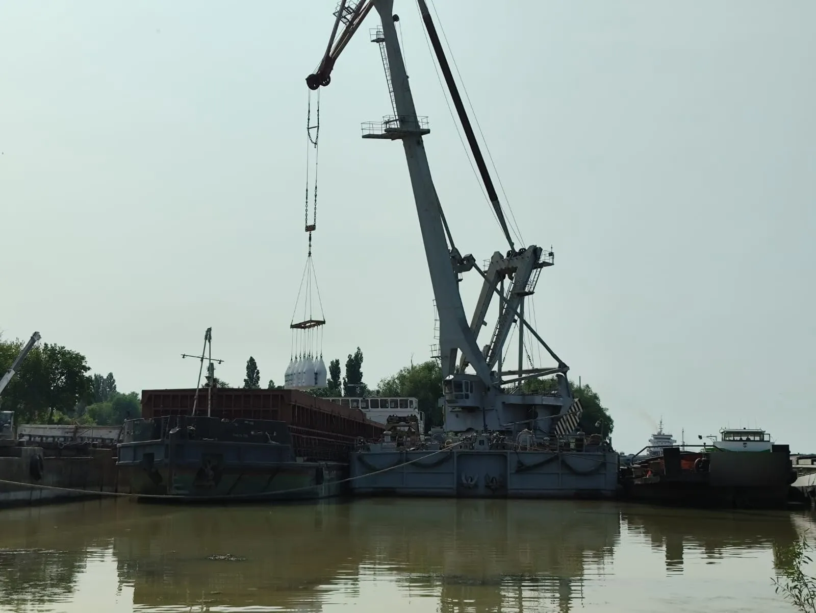 Bagging at the New Energy quay on the Danube
